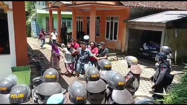 Warga Desa Wadas, Purworejo, Jawa Tengah, meminta Gubernur Jawa Tengah Ganjar Pranowo mengusut tuntas dalang dibalik aksi kekerasan di Wadas.