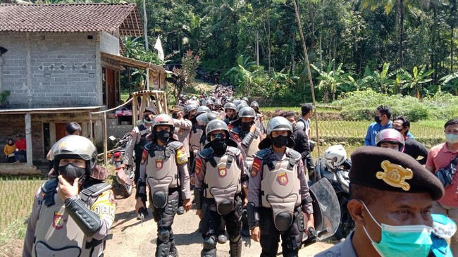 Dhanil Al Ghifary dan Julian, bagian dari tim kuasa hukum LBH Yogyakarta, diamankan kepolisian saat mendampingi warga Desa Wadas yang dikepung polisi.