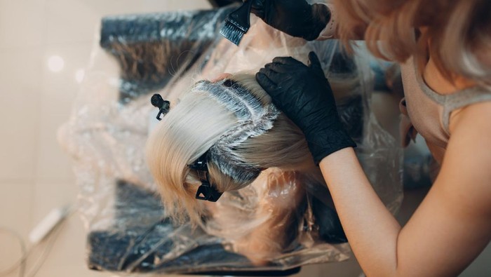 Tips Mudah Mewarnai Rambut di Rumah Agar Hasilnya Cetar!