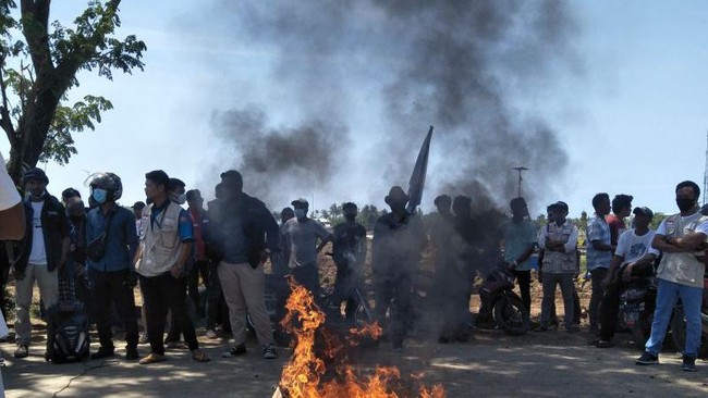 Ratusan pemuda dari Karang Taruna Indonesia Kecamatan Pujut, Lombok Tengah, berdemonstrasi dan sempat blokir jalan depan sirkuit Mandalika.