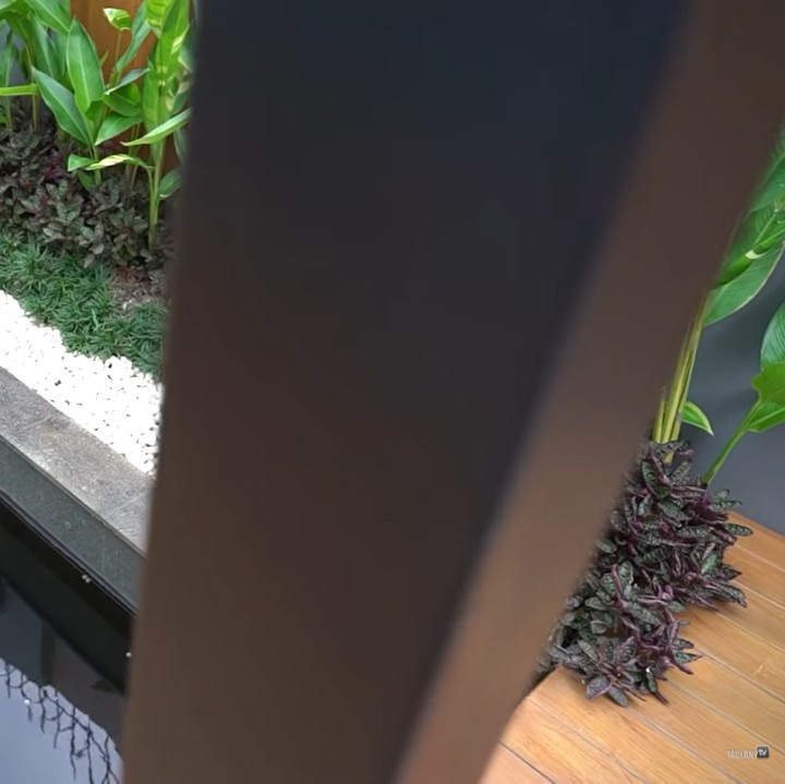 <p>Di bagian belakang rumah, terdapat kolam ikan serta area teras hijau yang biasa digunakan oleh keluarga untuk bersantai dan menghirup udara segar. (Foto: YouTube Taulany TV)</p>