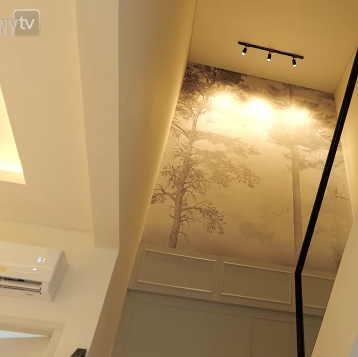 <p>Surya tak membiarkan tembok rumahnya polos. Ia memesan wall sticker bernuansa pepohonan untuk menambah kesan asri dan elegan di dalam rumah. (Foto: YouTube Taulany TV)</p>