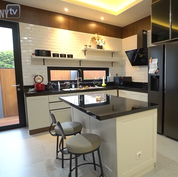 <p>Bagian dapur rumah Surya juga tak kalah cantik. Dapur minimalis dengan perabotan canggih itu menjadi tempat favorit sang istri untuk memasak. (Foto: YouTube Taulany TV)</p>