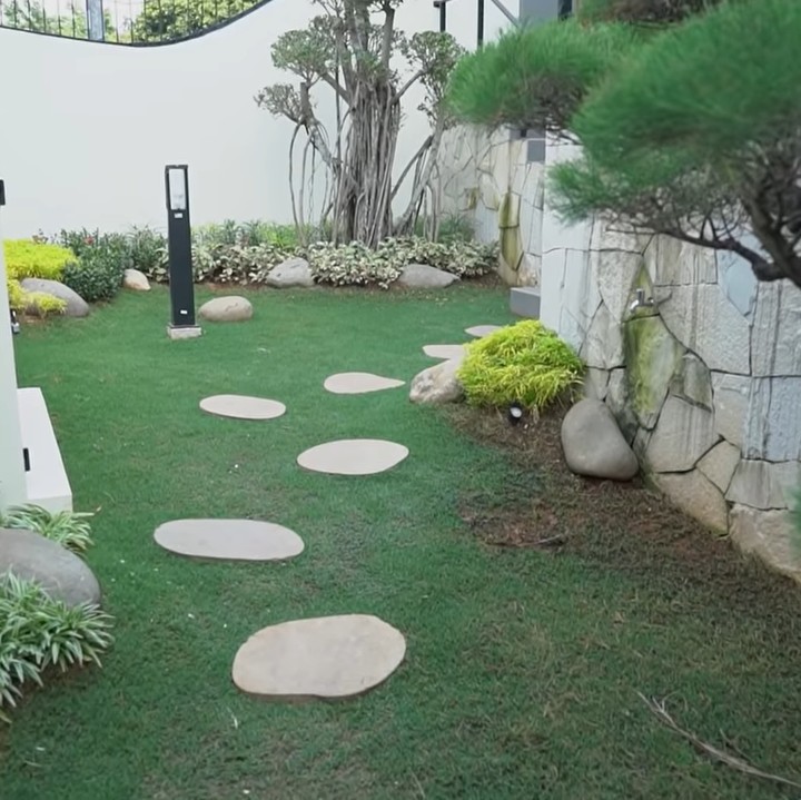 <p>Surya mengaku ia menghabiskan banyak uang untuk merancang area taman. Tempat itu didesain dengan sangat cantik memakai berbagai jenis tanaman hias. Ia bahkan memiliki tanaman langka seperti bonsai Korea. (Foto: YouTube Taulany TV)</p>