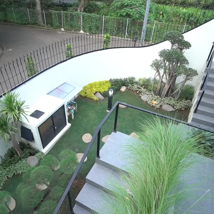 <p>Surya membangun sebuah rumah minmalis yang dirancang oleh seorang arsitek merupakan sahabat karibnya. (Foto: YouTube Taulany TV)</p>