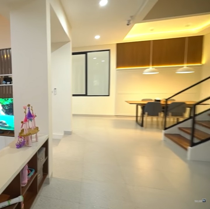 <p>Untuk memasuki rumah Surya, mereka membutuhkan akses masuk dengan memakai kartu dan sidik jari. Ketika mengintip bagian dalam, Bunda akan disambut dengan rumah bernuansa hangat. (Foto: YouTube Taulany TV)</p>