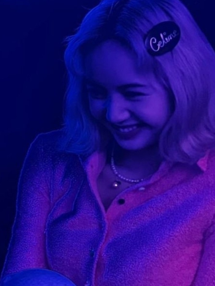 Sejak debut, Lisa dikenal selalu konsisten tampil dengan gaya rambut poni depan. Bahkan poni rata tersebut telah melekat dan menjadi ciri khas dirinya./ foto: instagram.com/lalalisa_m