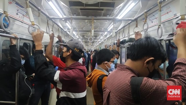 Pemerintah menghapus ketentuan jaga jarak bagi penumpang Kereta Rel Listrik (KRL) atau commuter line mulai Rabu (9/3).
