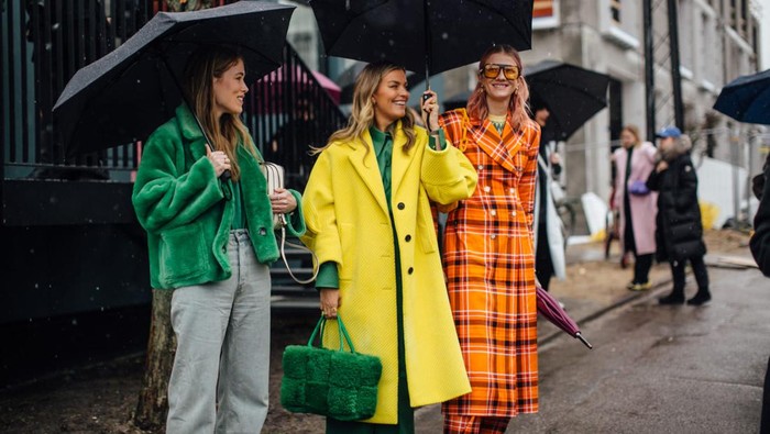 Trik Padu Padan Warna Outfit Sesuai Teori Skema Pewarnaan, Lebih Stylish dan Anti Norak!