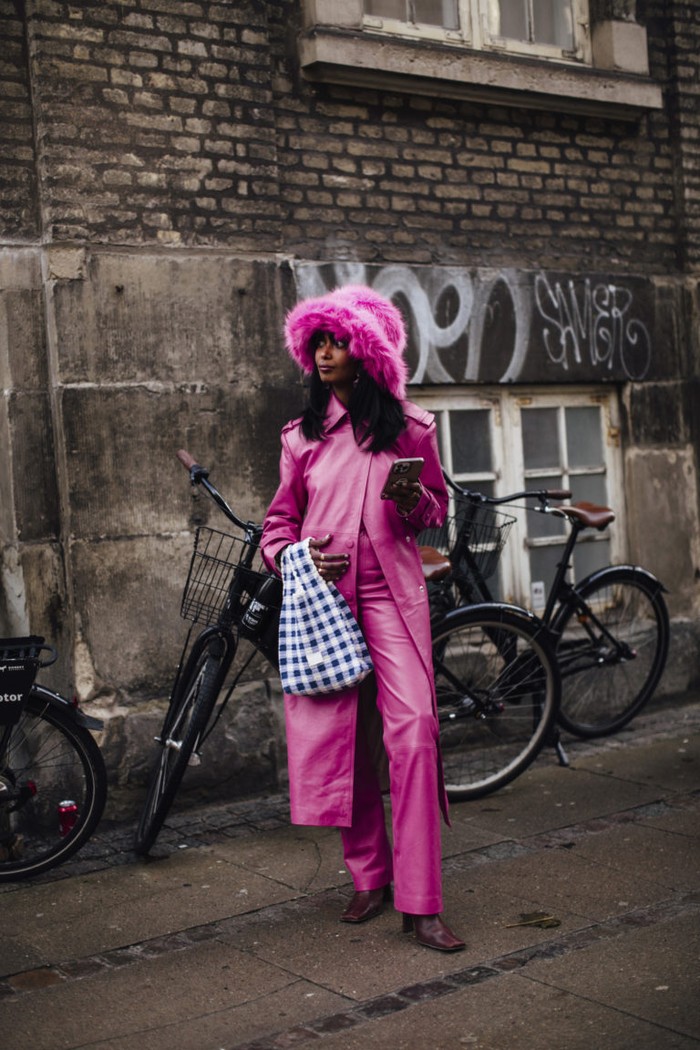 Busana warna pastel dapat tampil lebih playful berkat padanan aksesori seperti floppy hat dan grocery bag.Foto: IMAXtree