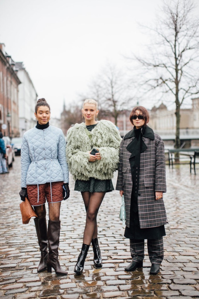 Sporty but bohemian, padanan jaket puffer dengan boots tinggi atau faux fur jacket bersama mini dress dapat menjadi ide yang bisa dicoba. Selain itu blus aksen pita memberi nuansa chic pada coat klasik. Foto: IMAXtree