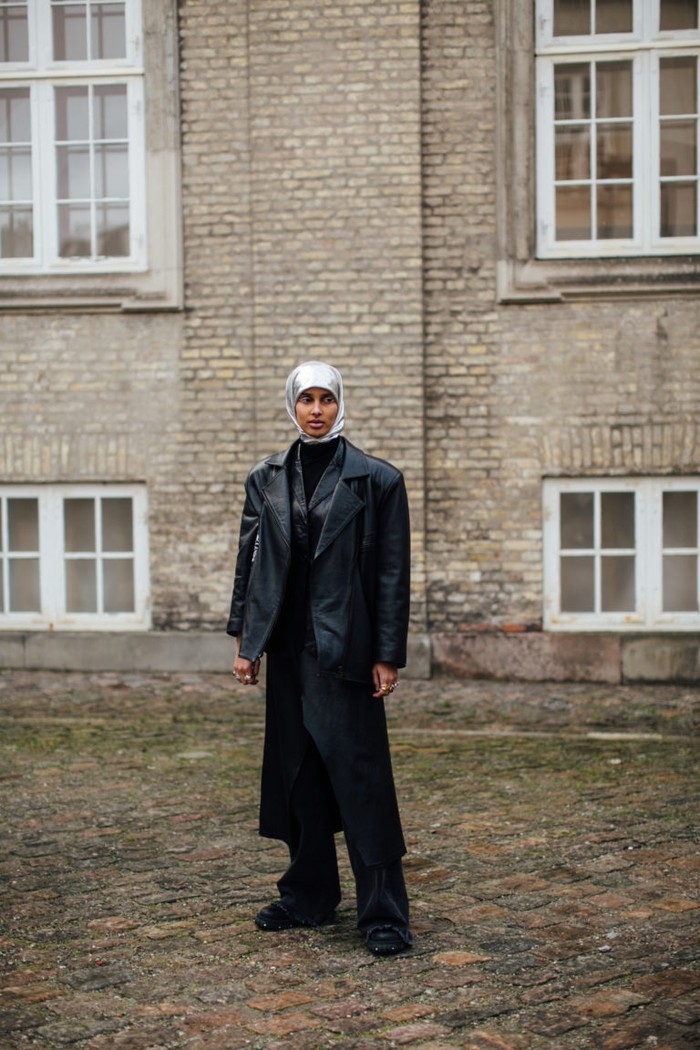 Hijab warna perak dapat menjadi padanan sempurna untuk tampilan serba hitam yang edgy. Foto: IMAXtree