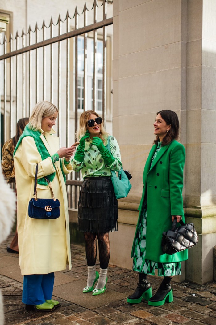 Hijau menjadi warna yang populer dan banyak dikenakan para tamu undangan Copenhagen Fashion Week musim ini. Dari yang bergaya kasual, girly sampai boyish turut ditampilkan lewat padupadan busana warna ini. Foto: IMAXtree