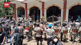 VIDEO: Polisi Kepung Warga Wadas Saat Doa Bersama di Masjid
