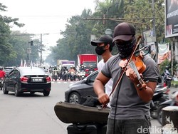 Melihat Lebih Dekat Aksi Pengamen Viral Bawakan Lagu Canon Rock