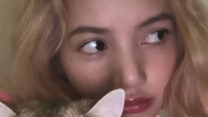 Visual Lisa menjadi semakin menawan dengan model rambut baru ini. Banyak yang menilai wajahnya semakin cantik dan mirip barbie. Setuju nggak nih, Beauties?/ foto: instagram.com/lalalisa_m