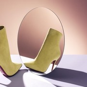 5 Cara Efektif Membersihkan Sepatu Berbahan Suede Saat Musim Hujan