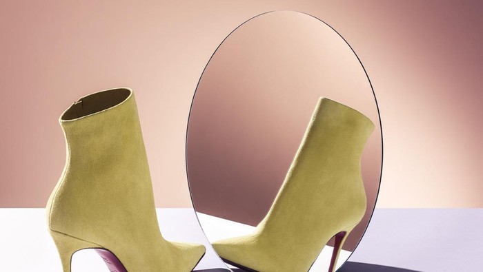 5 Cara Efektif Membersihkan Sepatu Berbahan Suede Saat Musim Hujan