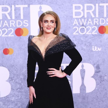 Adele Pakai Cincin di Jari Manis, Sudah Tunangan dengan Rich Paul?