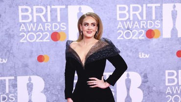 img-title Adele Pakai Cincin di Jari Manis, Sudah Tunangan dengan Rich Paul?
