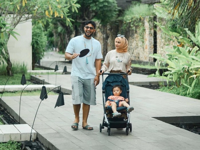Air Rumi Akbar 1453 lahir pada 19 September 2020 dari pasangan Ammar Zoni dan Irish Bella. Selain bermakna seperti karakter air, Baby Air juga merupakan gabungan dari nama orang tuanya yakni Ammar dan Irish. / Foto: Instagram/ @_irishbella_