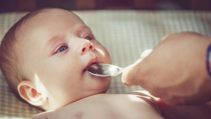 Anak minum obat
