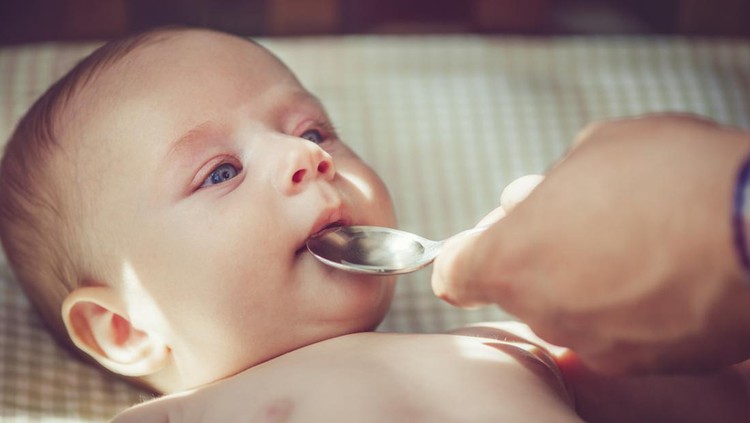 Anak minum obat Anak minum obat