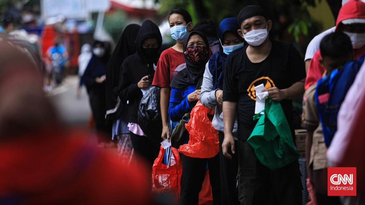 FOTO: Antrean Warga Mengular Demi Sembako Murah