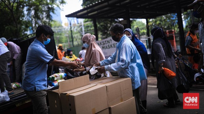 FOTO: Antrean Warga Mengular Demi Sembako Murah
