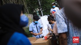 FOTO: Antrean Warga Mengular Demi Sembako Murah