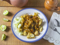 5 Oleh-oleh Paling Ngetop di Bandung: Batagor-Rujak Cireng