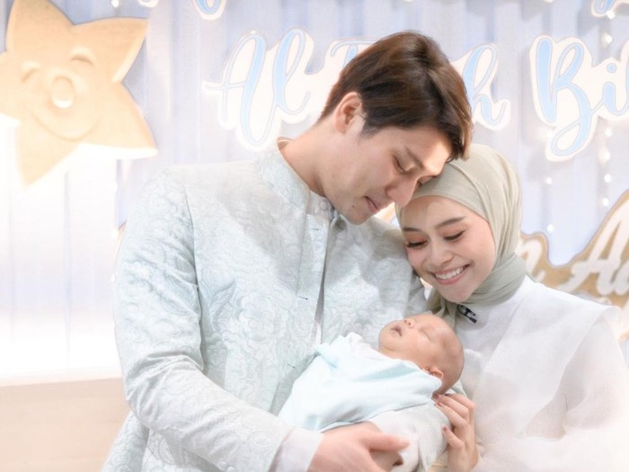 Bayi yang lahir pada 26 Desember 2021 lalu dari pasangan 'Leslar' atau Lesty dan Rizky Billar ini memiliki nama unik yang berasal dari gabungan nama mereka yakni Muhammad Leslar Al-Fatih Billar. / Foto: Instagram/ @lestykejora