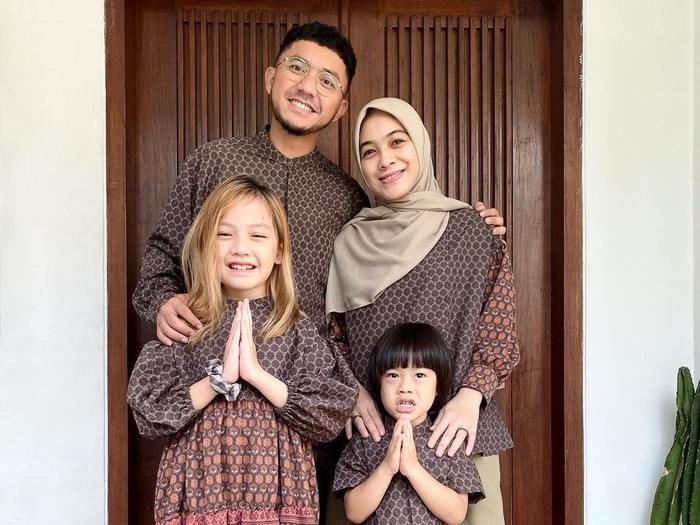 Btari Embun Anandayu dan Btara Langit Anandayu adalah anak dari pasangan Ananda Omesh dan Dian Ayu. Mereka memberi nama Anandayu pada kedua buah hatinya yang berasal dari gabungan nama Ananda dan Ayu. / Foto: Instagram/ @dianayulestari