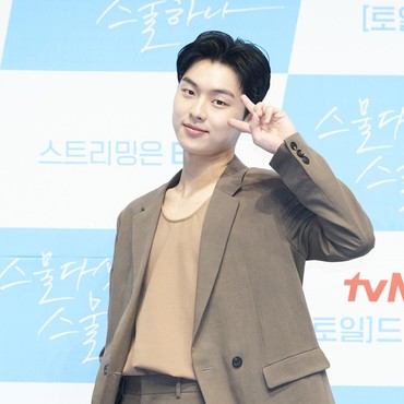 Sosok Choi Hyun Wook Aktor yang Keciduk Unggah Foto Tanpa Busana di IG Story