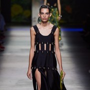 Dari Sporty hingga Elegan, Ini Trik untuk Memakai Busana Detail Cutout yang Bisa Kamu Coba