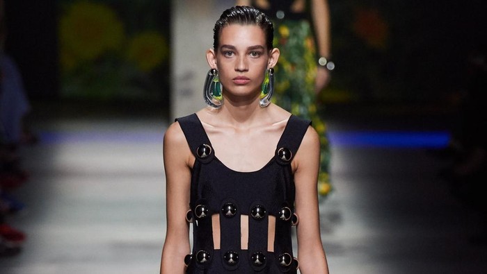 Dari Sporty hingga Elegan, Ini Trik untuk Memakai Busana Detail Cutout yang Bisa Kamu Coba