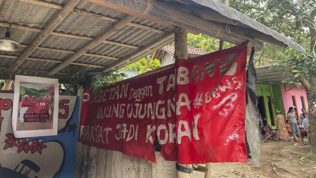 Warga desa Wadas mengaku masih ada polisi berjaga di desa itu setelah pemerintah buka suara mengenai kejadian yang terjadi pada Selasa lalu.