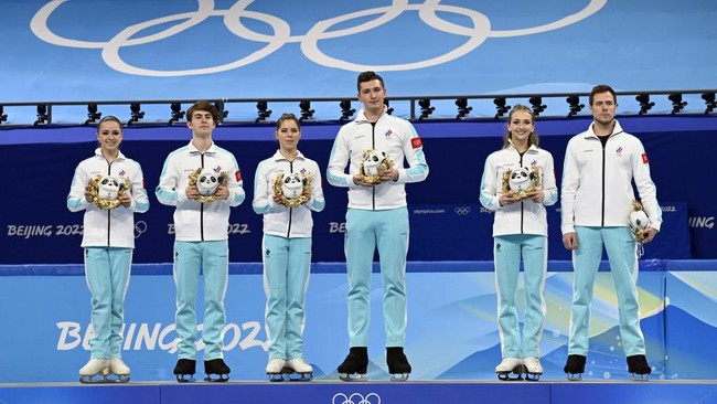 Kremlin merespons penundaan penyerahan medali figure skating beregu yang kontroversial terkait doping yang dimenangkan Rusia pada Olimpiade Musim Dingin 2022.