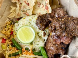 Ibu Jari: Mantap! Nasi Campur Premium Isi Iga Bakar Rempah hingga Cumi Item