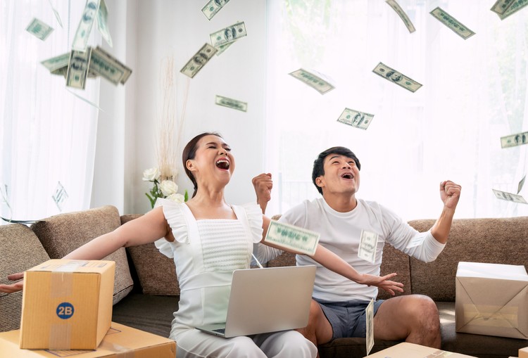 Ilustrasi kaya Happy couple success in their owner small business online with package box and money