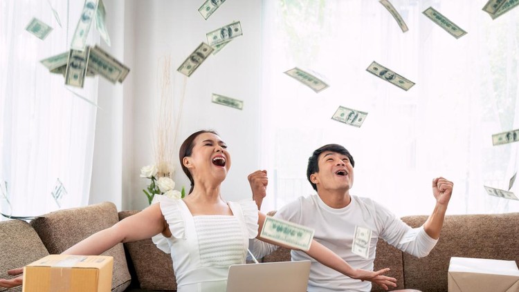 Ilustrasi kaya Happy couple success in their owner small business online with package box and money