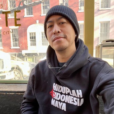 Sempat Pacari Cowok, Pandji Pragiwaksono Pernah Cium Bibir Arie Kriting