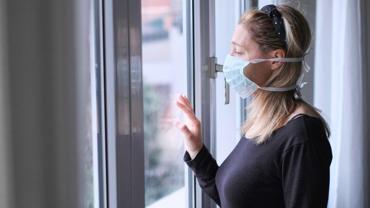 Isolasi Mandiri untuk Omicron, Apa Saja Syaratnya? horizontal background woman in isolation at home for virus outbreak or hypochondria .