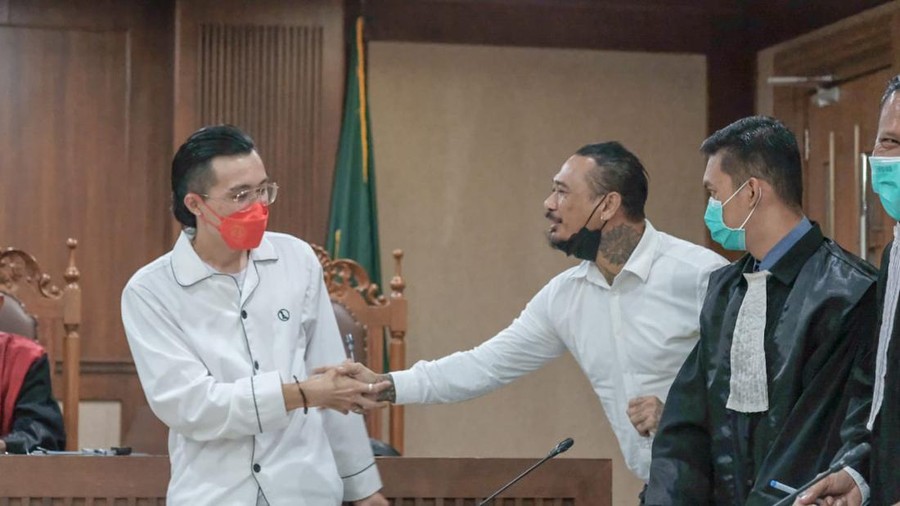 Jerinx berterima kasih pada dr Tirta karena bersedia bersaksi untuk dirinya di sidang kasus pengancaman Adam Deni, Rabu (9/2/2022). Jerinx berterima kasih pada dr Tirta karena bersedia bersaksi untuk dirinya di sidang kasus pengancaman Adam Deni, Rabu (9/2/2022).