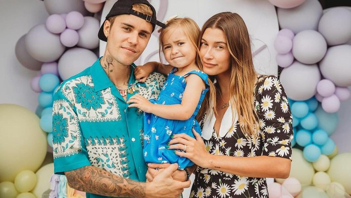 Inspirasi Tampilan Serasi dan Stylish saat Valentine ala Justin dan Hailey Bieber