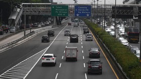 Seorang Nenek Ditemukan Kedinginan di Tebing Jalan Tol JORR Pasar Rebo