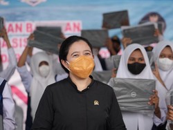 Puan Salurkan Bantuan Dana PIP hingga BLT UMKM ke Warga Pulau Morotai