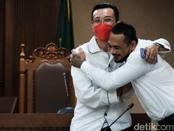 Pelukan Jerinx ke dr Tirta Usai Sidang: Matur Suwun Sudah Bantu Saya