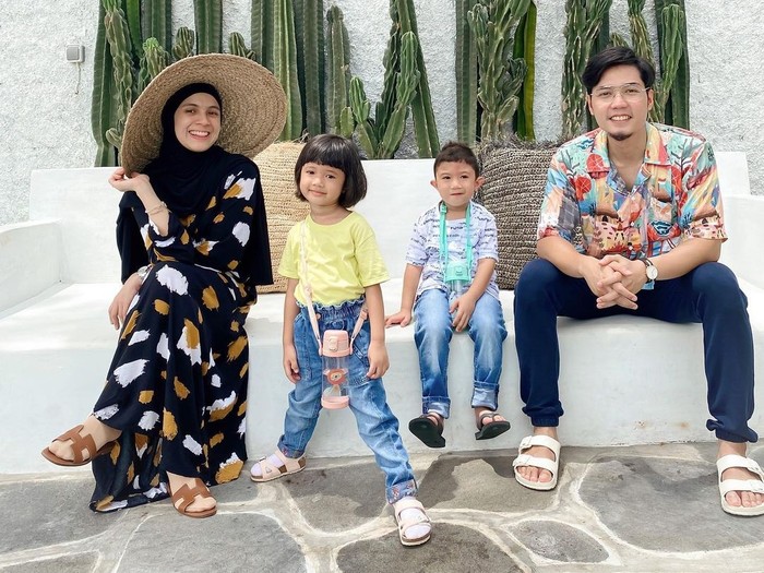 Pasangan selebriti Rizky Kinos dan Nycta Gina memberikan nama unik kepada kedua anaknya yang bernama Panutan Adya Semesta Trinycta dan Lembar Putih Trinycta. Trinycta merupakan gabungan dari nama Triyantono dan Nycta. / Foto: Instagram/ @missnyctagina