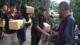 66 Warga Desa Wadas Dibebaskan dan Diberi Sembako oleh Polisi